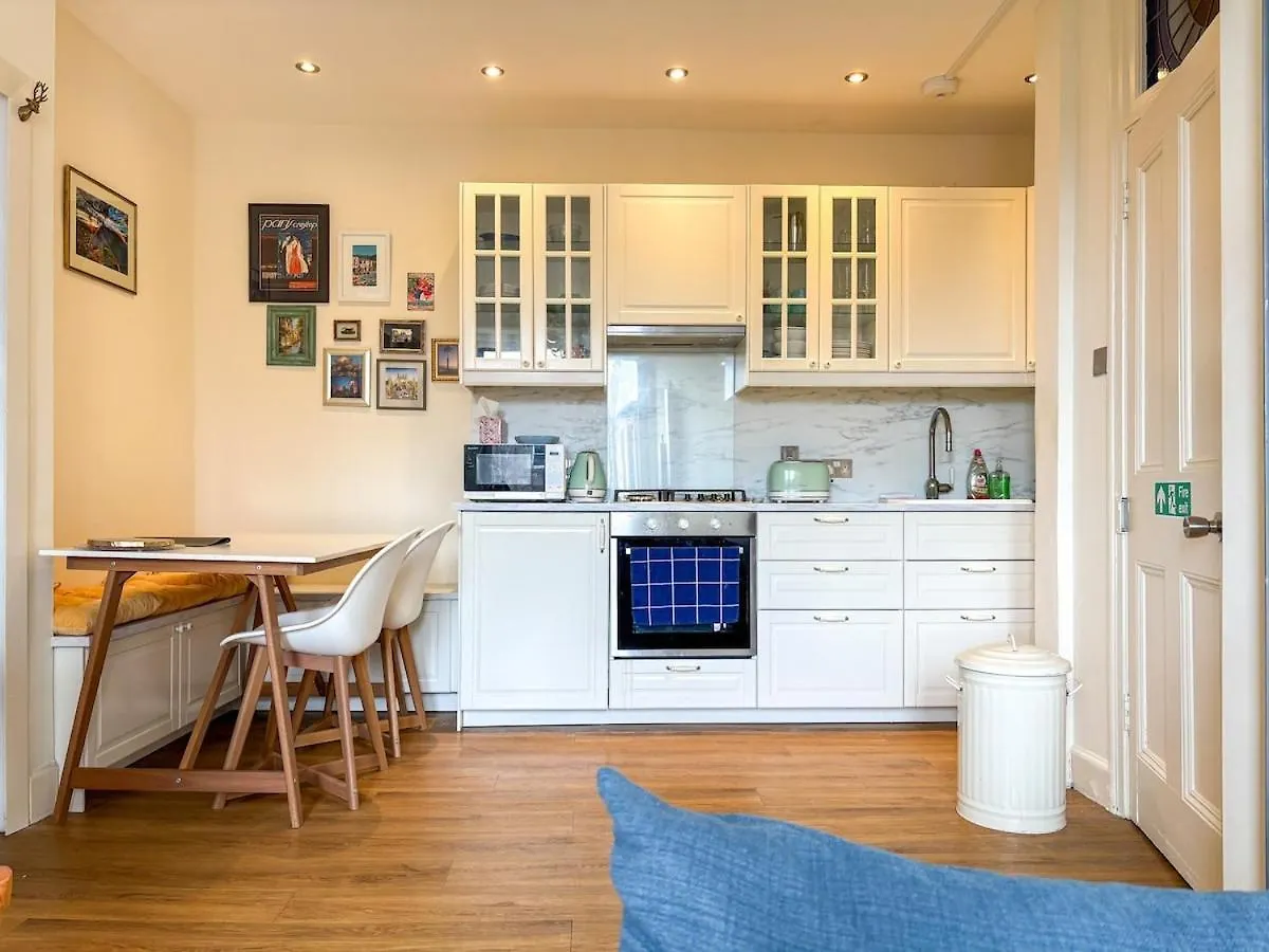 Bright Top Floor 2Br Apartment In Morningside, Easy City Centre Links, Close To University And Royal Hospital Edinburgh