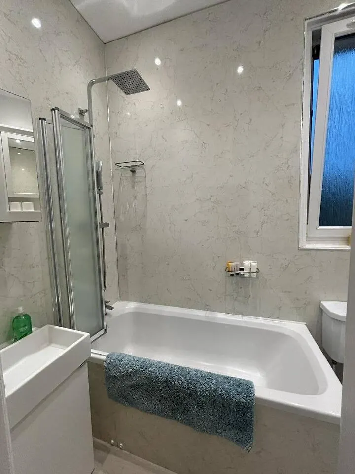 Bright Top Floor 2Br Apartment In Morningside, Easy City Centre Links, Close To University And Royal Hospital Edinburgh